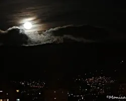 Luna sobre la ciudad