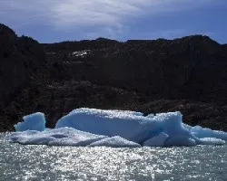 Tempano en el lago