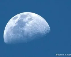 Luna en la tarde