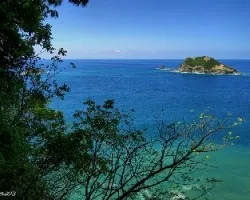 Isla entre azules